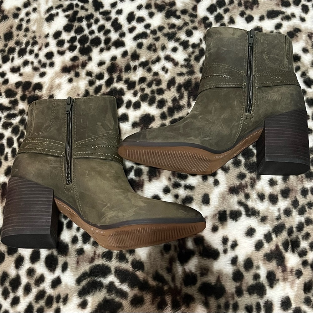 Vionic size 7.5 women’s green zip up booties - Picture 5 of 10